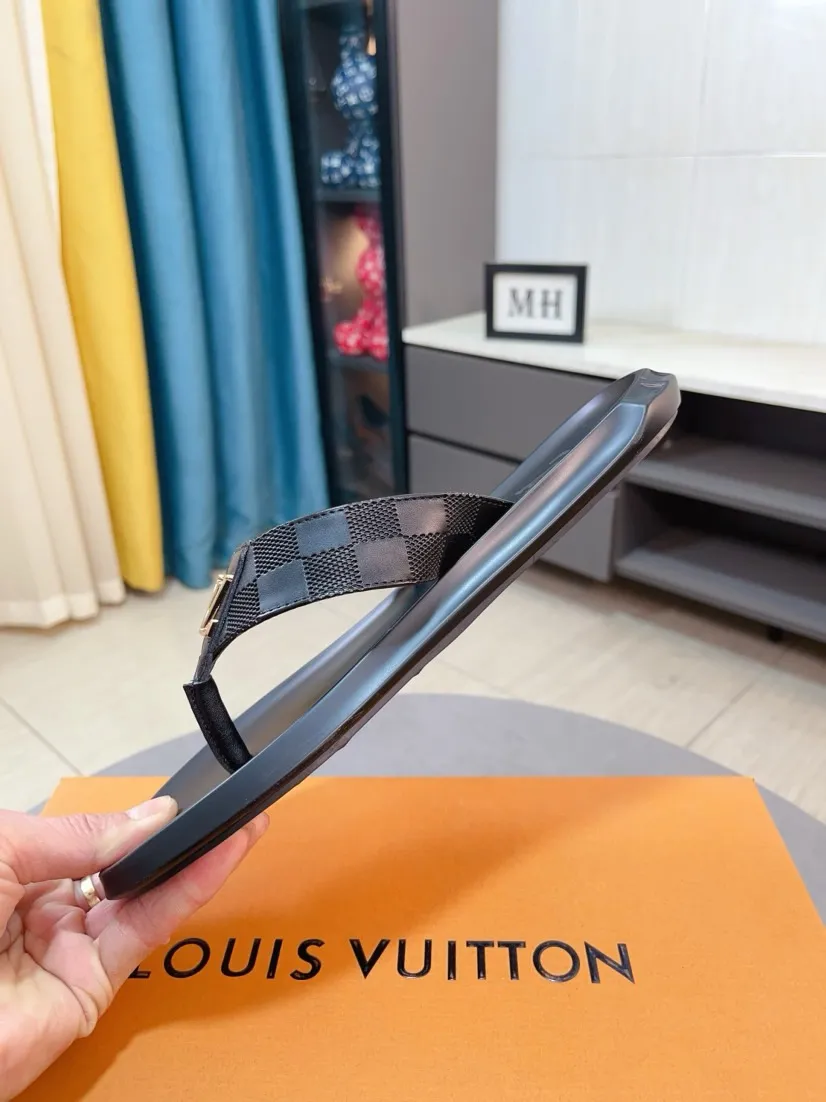 Men's shoes 💰260🌹🌹 (lv-Louis Vuitton) new men's sandals, high-end boutique, exquisite embossed logo decoration on the upper, fine workmanship, super soft soles, casual, loose and comfortable, a must-have in summer! \nsize：38-44